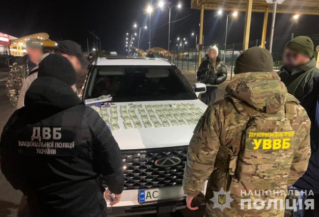 У Луцьку подружжя та їх знайомі водії в автобусній схованці за 20 тисяч доларів переправляли чоловіків до Польщі