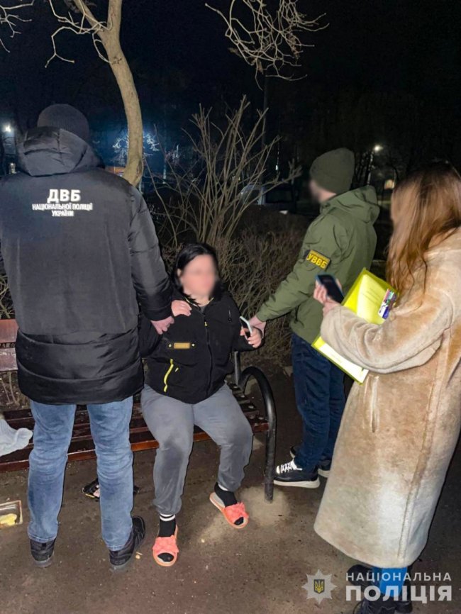 У Луцьку подружжя та їх знайомі водії в автобусній схованці за 20 тисяч доларів переправляли чоловіків до Польщі