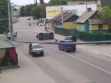 На Волині внаслідок аварії перекинувся автомобіль. ВІДЕО