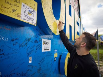 Зеленський лишив автограф на легендарній стелі