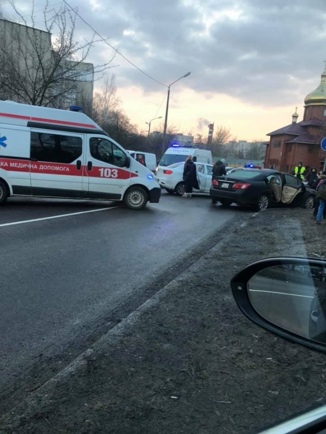 У Луцьку зіткнулися Lexus і Geely: постраждала 11-річна дівчинка. ФОТО