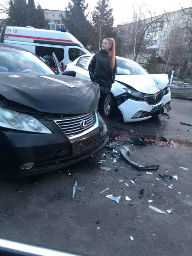 У Луцьку зіткнулися Lexus і Geely: постраждала 11-річна дівчинка. ФОТО