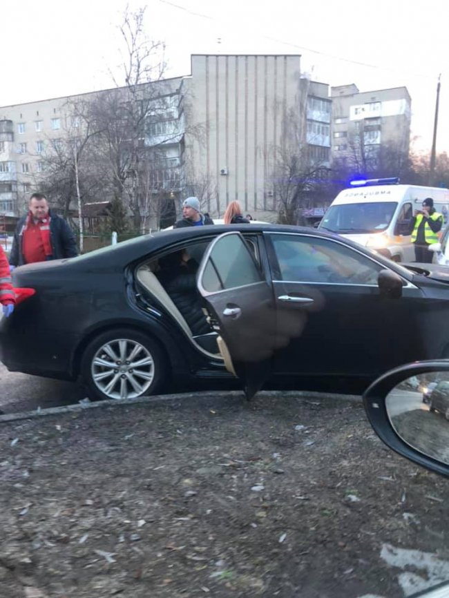 У Луцьку зіткнулися Lexus і Geely: постраждала 11-річна дівчинка. ФОТО
