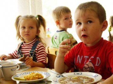 На Волині дітей годують забороненими продуктами