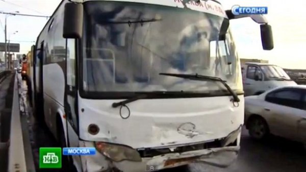 Масштабна аварія в Москві: 30 авто зіткнулися через ожеледицю. ФОТО. ВІДЕО