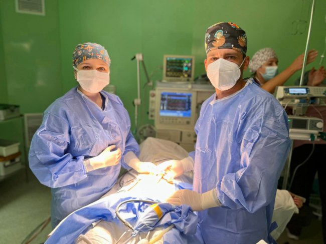 Львівські лікарі прооперували 13-річну волинянку з надмірним потовиділенням рук та стоп