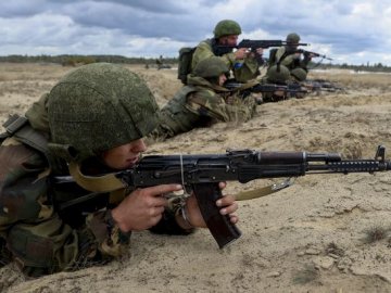 Білоруських військових відправили до росії переймати досвід окупантів у війні проти України