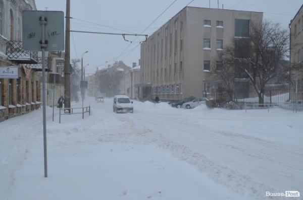 Снігові «страждання» пасажирів Луцька. ФОТО