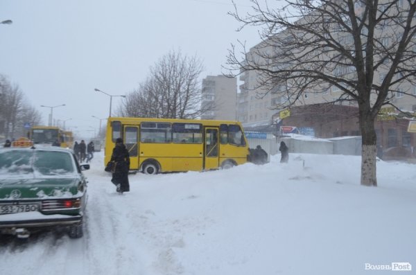 Снігові «страждання» пасажирів Луцька. ФОТО