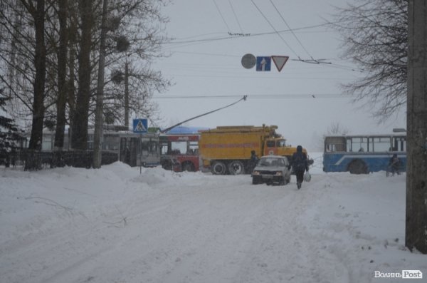 Снігові «страждання» пасажирів Луцька. ФОТО