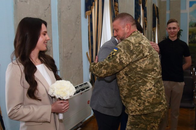 Залужний з'явився на весіллі українців, поки росіяни розганяють фейки про його загибель. ФОТО