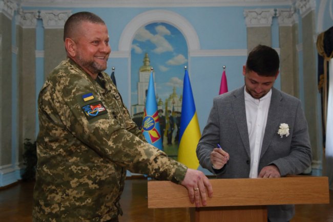 Залужний з'явився на весіллі українців, поки росіяни розганяють фейки про його загибель. ФОТО