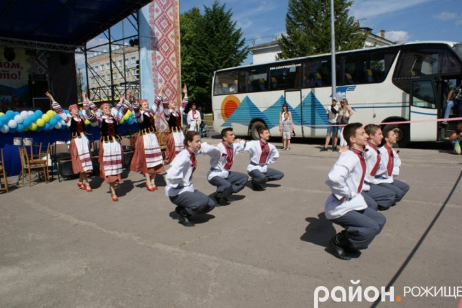 Народні гуляння у місті на Волині. ФОТО