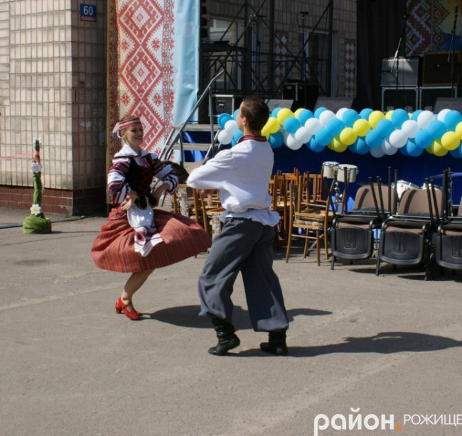 Народні гуляння у місті на Волині. ФОТО
