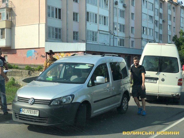 У Луцьку сталася аварія за участю легковика та евакуатора. ФОТО