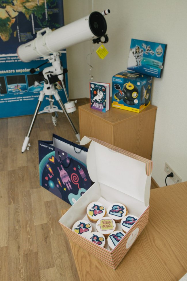 Дівчинці з ДЦП з Волині подарували телескоп і фото її будинку з космосу