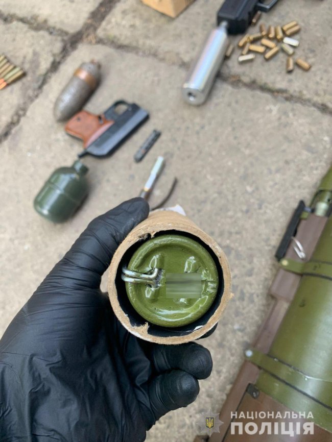 У волинянина вдома під час обшуку вилучили зброю та наркотики. ФОТО