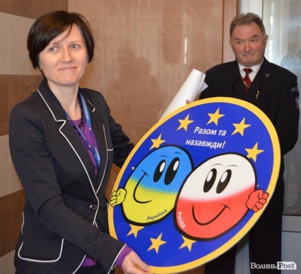 У Луцьку консульству Польщі подарували усмішки. ФОТО