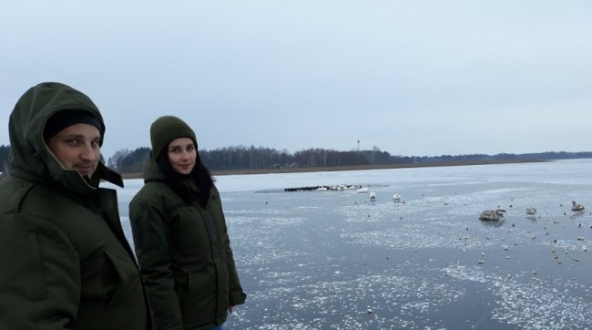 Головний лісничий ДП «Прибузьке ЛГ» Юрій Демих та інженер лісових культур цього ж лісогосподарства Наталя Трофимук підгодовують птахів