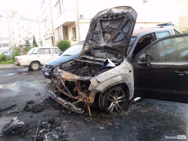 У Луцьку згорів автомобіль нардепа Ігоря Лапіна. ФОТО