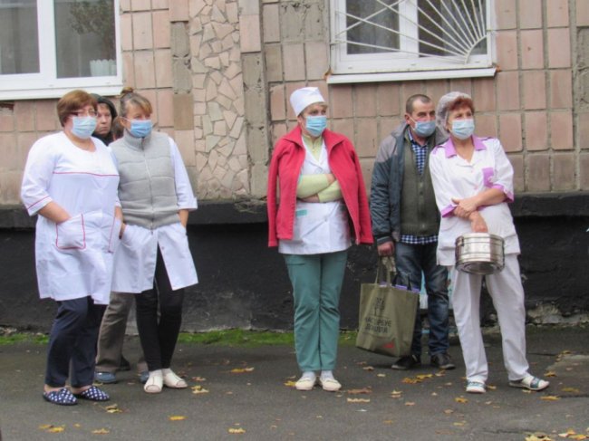 На Рівненщині оркестр зіграв під стінами лікарні, щоб підтримати медиків. ФОТО. ВІДЕО