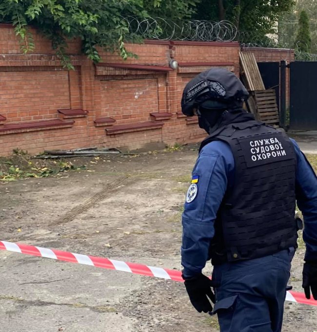 У дворі Вищого антикорупційного суду стався вибух. ФОТО