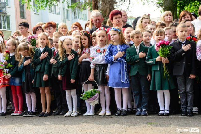 Без пафосу, але з патріотизмом: останній дзвоник у луцькій школі №15. ФОТО