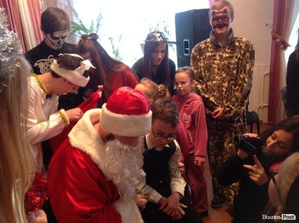 Спілкування - це найголовніше: помічники Миколая подарували новорічне свято дітям у Крупі. ФОТО 