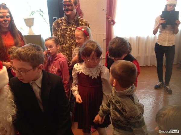 Спілкування - це найголовніше: помічники Миколая подарували новорічне свято дітям у Крупі. ФОТО 