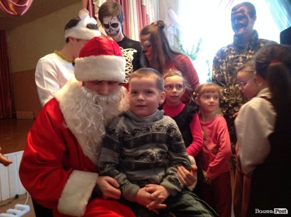 Спілкування - це найголовніше: помічники Миколая подарували новорічне свято дітям у Крупі. ФОТО 