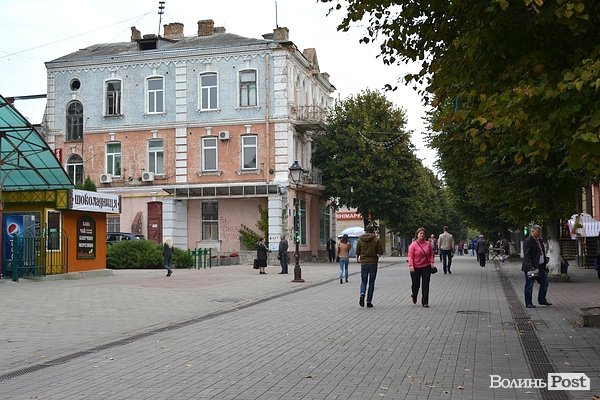 У Луцьку «культурна спадщина» падає на перехожих. ФОТО