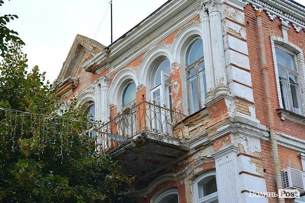 У Луцьку «культурна спадщина» падає на перехожих. ФОТО