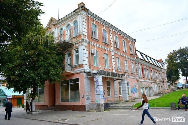 У Луцьку «культурна спадщина» падає на перехожих. ФОТО