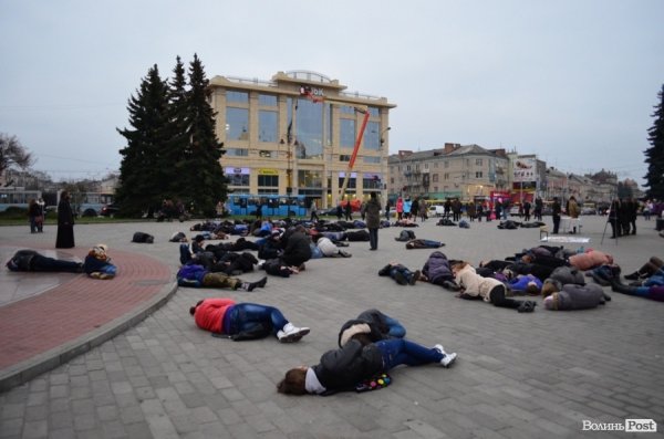 У центрі Луцька люди падали з ніг «від голоду». ФОТО 