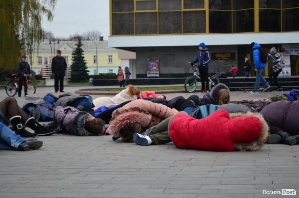 У центрі Луцька люди падали з ніг «від голоду». ФОТО 