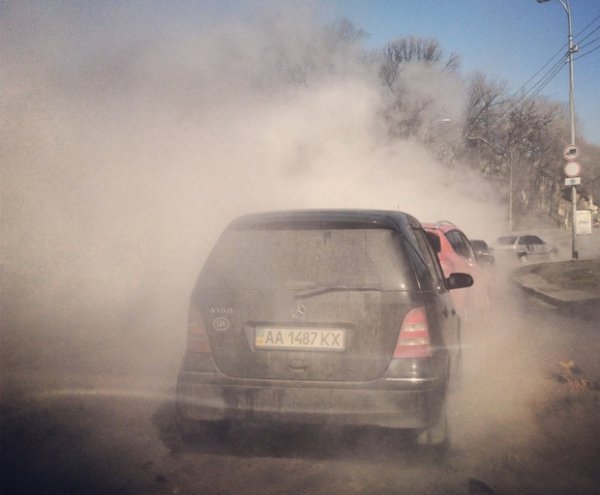 У центрі Києва ‒ величезна яма. ФОТО