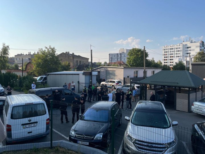 У Луцьку на Набережній люди заблокували службове авто ТЦК та СП та побили вікна. ВІДЕО