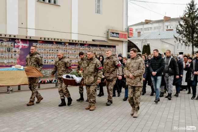 «Вивільнюємося ціною життя Героїв»: у Луцьку попрощалися із Владиславом Недільком. ФОТО