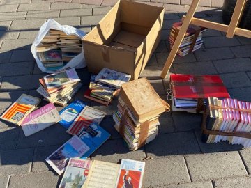 У Луцьку збирали російські книги, щоб здати їх на макулатуру і допомогти ЗСУ. ВІДЕО