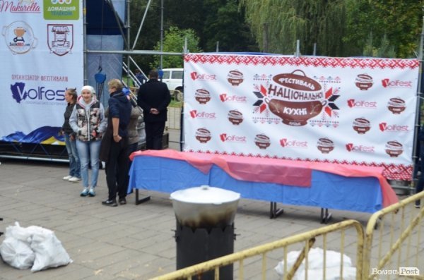 На луцькому «Фестивалі національної кухні» свиню почали пекти ще уночі. ФОТО