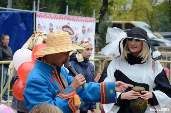 На луцькому «Фестивалі національної кухні» свиню почали пекти ще уночі. ФОТО