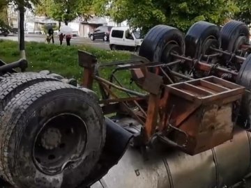 Відмовили гальма: у Трускавці перекинулась цистерна