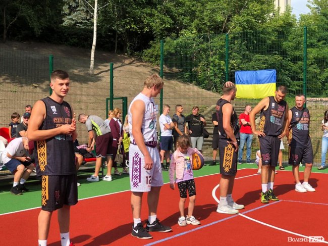 Поблизу центрального парку Луцька відкрили мультифункціональний спортмайданчик. ФОТО 