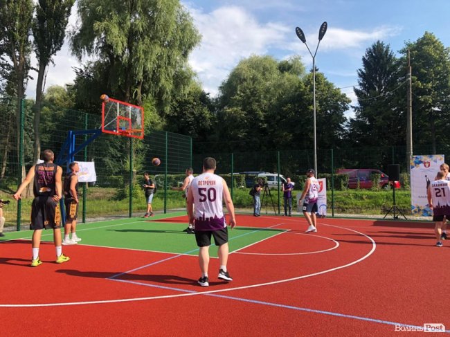 Поблизу центрального парку Луцька відкрили мультифункціональний спортмайданчик. ФОТО 