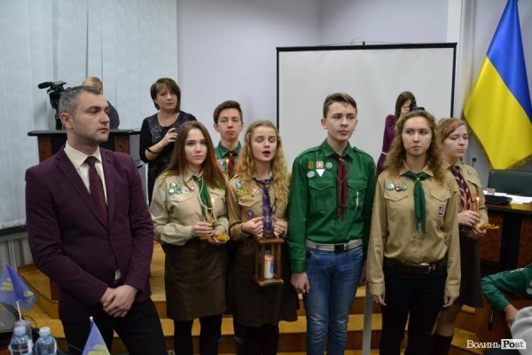 Луцькій міській раді передали Вифлеємський вогонь 