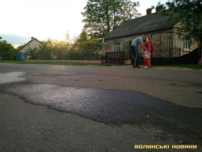 У селі на Волині чоловік розлив хімікати на центральній вулиці. ФОТО