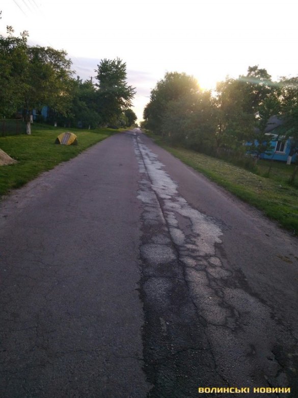 У селі на Волині чоловік розлив хімікати на центральній вулиці. ФОТО