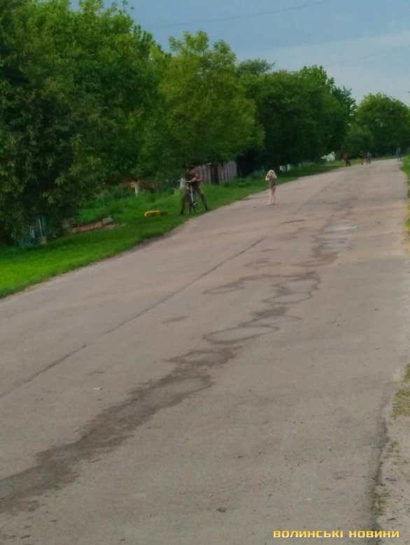 У селі на Волині чоловік розлив хімікати на центральній вулиці. ФОТО