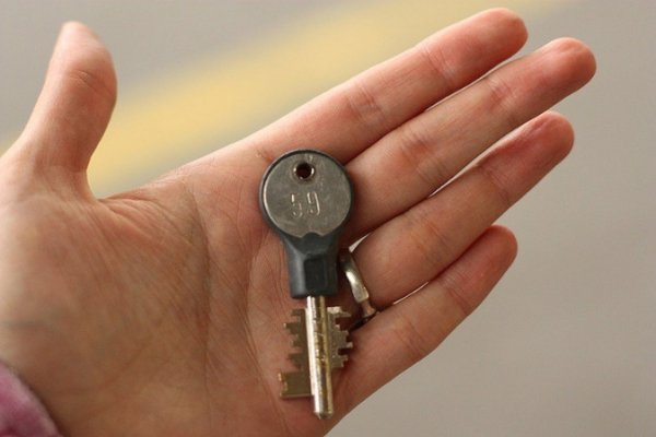 Покласти ключі в кишеню, щоб не забути, а потім шукати довго-довго