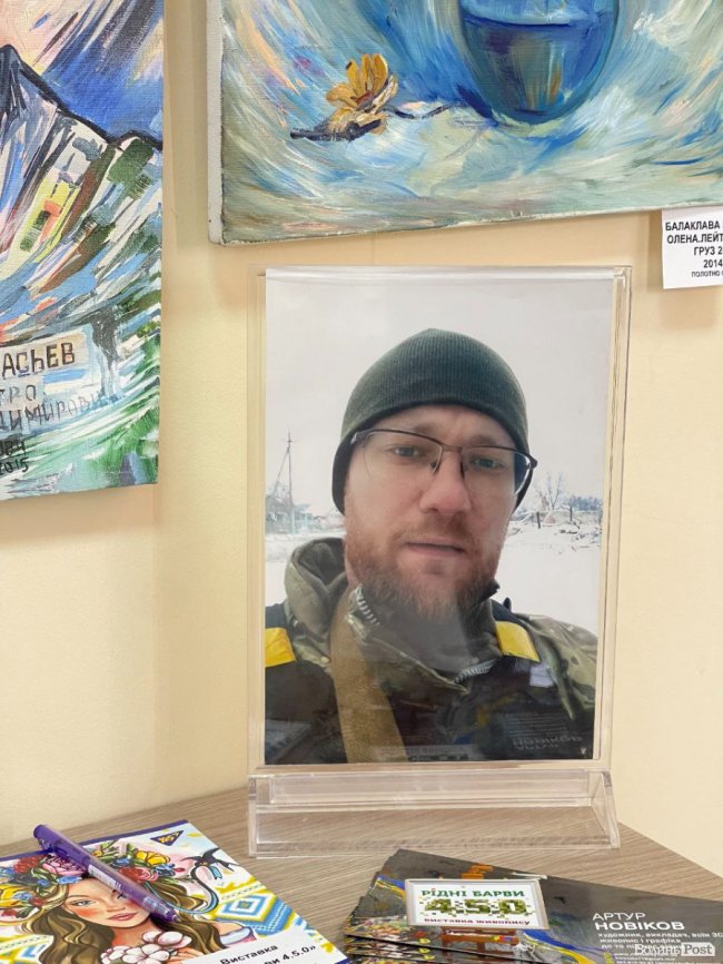 Змінив пензель на зброю: у Луцьку триває виставка картин військового «Рідні барви 4.5.0.» 